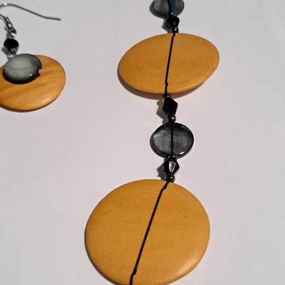 Caracol wooden necklace and earring set - Picture 3 of 7